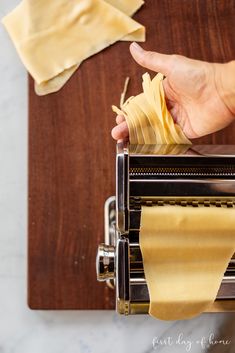 Making pasta noodles with pasta machine Homemade Linguine Noodles, Homemade Spaghetti Pasta, Homage Pasta, Linguine Noodle Recipes, Homemade Pasta With Machine, Homemade Spaghetti Noodles, Basic Dough Recipe