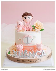 there is a cake decorated with animals and flowers on the top tier, which reads yuanca art cake & class