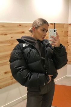 North Face Jacket Outfit, Doudoune The North Face, Puffer Jacket Outfit, The North Face Puffer, North Face Puffer Jacket, Autumn Fits, Influencers Fashion, Puffy Jacket, Cute Comfy Outfits