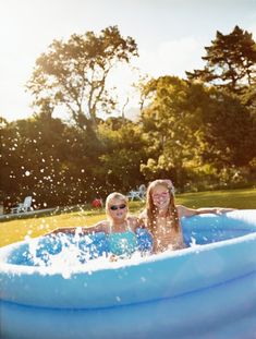 Hot summer months and children go together like the sun and the beach. However, finding activities to keep kids occupied can drive an adult to distraction. One way of keeping small children entertained is by providing them with what are typically called "kiddie pools." Homemade Swimming Pools, House Pools, Stock Tank Swimming Pool, Tank Swimming Pool, Blow Up Pool, Outdoor Movie Night, Pool Hacks, Outside Activities, Stock Tank