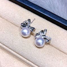 Highline: Famous Style Product Information OriginJapan MaterialAkoya Pearl, 18k Gold and Diamond DimensionsSize Approx. 1.4 x 1.8 cm Pearl Shaped: Round Size: 8-8.5 mm Quality: AAA Nacre: Very Thick Color: White Luster: Very High Accessories Yellow Gold: 2.1g of 18k Gold and 0.25ct of SI Quality Natural Diamond White Gold: 2.1g of 18k White Gold and 0.25ct of SI Quality Natural Diamond White Brilliant Cut Earrings As Gift, White Brilliant Cut Earrings For Gift, White Brilliant Cut Earrings Perfect For Gift, White Sterling Silver Pearl Earrings Round Cut, Silver Round Cut Pearl Earrings For Anniversary, Silver Pearl Earrings For Anniversary, White Sterling Silver Diamond Earrings For Formal Occasions, White Sterling Silver Diamond Earrings For Formal Events, Formal White Diamond Earrings In Sterling Silver