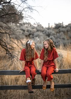 Mothers Day Photoshoot, Mommy And Me Poses, Sisters Photoshoot Poses, Sister Photography, Friendship Photos, Sister Poses, Summer Family Photos, Friendship Photoshoot, Halloween Photography