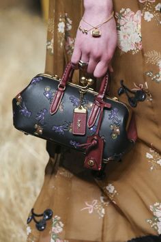 Coach 1941 Fall 2017 Ready-to-Wear Fashion Show Details Coach Vintage Handbags, Coach 1941, Bag Obsession, Popular Handbags, Leather Tote Purse, Handbag Outfit, Classic Handbags, Vintage Purses, Pretty Bags