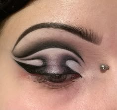 #eyeshadow #eyeliner #graphicliner #goth #alternativegirl #gothicmakeup #altmakeup Graphic Eyeliner Goth, Eyeliner Hooded Eyes, Reverse Eyeliner, Eyeliner Hooded, Goth Eyeliner, Eyeliner Design, Eyeliner Graphic, Punk Makeup, Alt Makeup