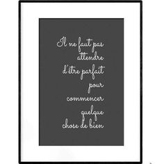 a black and white photo with the words in french