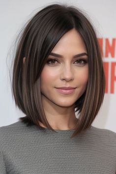 Discover long bob hairstyles for thin hair that add volume and movement. From layered bobs to wavy textures, these cuts are perfect for giving your thin hair a fuller, more voluminous appearance. Anna Wintour Haircut, Bob Hair With Layers, Long Bob Hair Styles, Layered Bobs For Fine Hair, Bob With Volume, Bob Hair Style, Melena Bob, Bob Cuts, Layered Bobs