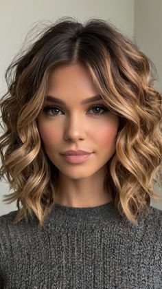 Natural Gray Hair, Makeup Tricks, Hair Affair, Autumn 2024, Hair And Makeup, Great Ideas, Hair Hacks, Hair Trends, Makeup Tips