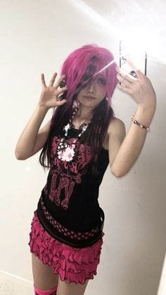 2000s Fashion Outfits Emo, Pink Scene Outfits, Scene Outfits Aesthetic, Scene Kid Aesthetic, Long Scene Hair, Scene Bangs, Scene Queen, Scene Makeup