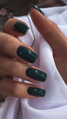 Capture the allure of winter forests with dark green nails! Embrace the enchanting vibes of evergreens and infuse your nails with the rich elegance of the season. #DarkGreenNails #WinterForestVibes #EvergreenElegance #WinterNailInspiration #NailArt Nagel Tips, Smink Inspiration, Her Nails, Makijaż Smokey Eye, Neutral Nails, Pretty Acrylic Nails, Chic Nails, Short Acrylic Nails