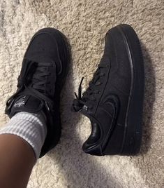 Pretty Sneakers, Trendy Shoes Sneakers, All Black Shoes, Pretty Shoes Sneakers, Shoes Outfit Fashion, Shoe Wishlist, Fresh Shoes