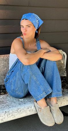 Overalls Aesthetic, Farm Girl Outfits, Traje Cowgirl, Country Outfits Women, Miley Stewart, Camila Morrone, Farm Clothes, Looks Country, Cowboy Outfits