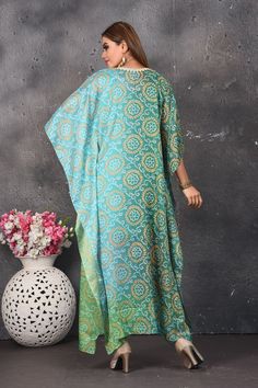 Elegant ombre green bandhani print kaftaan dress is a perfect party and festive wear. Shop designer dresses in USA from Pure Elegance. Suits Sharara, Bandhani Print, Ombre Green, Anarkali Dresses, Outfits Indian, Sharara Suits, Indian Designer Suits, Fashion Journals, Pure Elegance