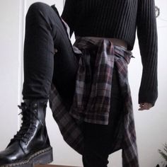 Basic of grunge: lots of flannel! Gothic Mode, Goth Outfit, Tokyo Street Fashion, Isabelle Lightwood, Bohol, Rock Punk