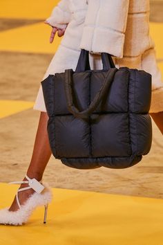 Off White Bag, How To Wear Sneakers, Winter Bags, Parisienne Chic, Quilted Tote Bags, Moda Paris, Quilted Totes, Winter Sneakers, Nike Acg