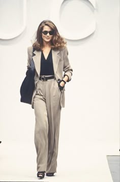 80s Office, Women Tips, 90s Runway Fashion, Runway Fashion Couture, Corporate Fashion, Office Outfits Women, Corporate Outfits, 1990s Fashion