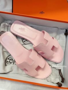 Hermes Slippers, Dr Shoes, Pretty Shoes Sneakers, Shoes Heels Classy, Hermes Shoes, Fancy Shoes, Girly Shoes