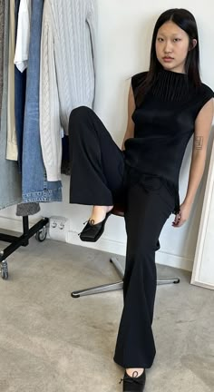 Minimalist Fashion Summer Casual, Business Casual Outfits Dark, Basic Comfy Outfits, Edgy Minimalist Fashion, Winter Minimalist Outfit, Nordic Style Fashion, French Clothes, Elegant Fits, Street Cats