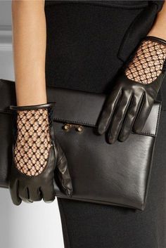 Net Gloves, Look Boho Chic, Black Gloves, Gucci Leather, Wearing Black