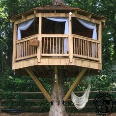 a tree house built into the side of a tree