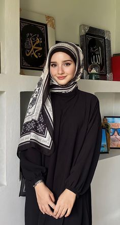 Black Hijab Outfit, Muslimah Fashion Casual, Soft Feminine Outfits, Hijab Makeup, Muslimah Style, Feminine Outfits, Hijab Style Tutorial, Muslim Fashion Hijab Outfits, Muslim Outfits Casual