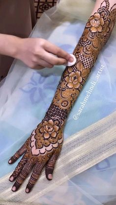 Back Hand Bridal Mehndi Designs, Cute Spring Outfits For Women, Henna Design Simple, Mehndi Design Bridal, Henna Tattoo Design, Back Hand Mehndi Design, Henna Hands, Tattoos Henna, Country Glam