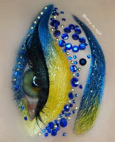 Blue and yellow gemstone #makeup #eyemakeup #eyelook #eyeshadow #gemstones Eyeshadow Gemstones, Blue And Yellow Eyeshadow Looks, Makeup Looks Yellow, Gemstone Makeup, Sick Makeup, Yellow Eye Makeup, Yellow Makeup, Yellow Eyeshadow, Yellow Fish