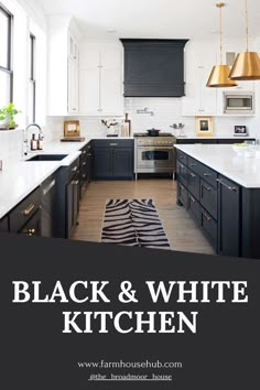 Modern farmhouse kitchen with white upper and black lower cabinets Black Lower Kitchen Cabinets, Kitchen Cabinets Black And White, Kitchen No Upper Cabinets, Black And White Modern Farmhouse, Black White Kitchen Decor, Kitchen Cabinets Color Combination