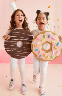 Donut Halloween Costume How-To Donut Halloween Costume, Donut Costume, Diy Halloween Costume Ideas, Cute Group Halloween Costumes, Easy Diy Costumes, Homemade Halloween Costumes, Diy Kostüm, Diy Halloween Costumes Easy, Trendy Halloween Costumes