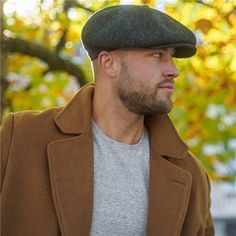 Wool Visor Hat For Winter, Winter Wool Visor Hat, Classic Wool Flat Cap Beret, Vintage Hats For Outdoor Fall Use, Brown Wool Visor Hat, Vintage Outdoor Hat For Fall, Vintage Fall Hat For Outdoor, Classic Winter Hat With Visor, Classic Winter Visor Hat