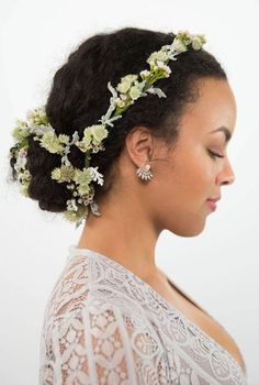 image Wedding Hairstyles Medium Length, Flower Crown Hairstyle, Bridal Makeup Wedding, Flower Crown Wedding, Unique Wedding Invitations, Wedding Dress Trends