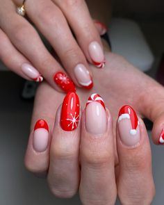 Red Holiday Nails 2024 – 2025: 27 Festive Ideas for a Bold Look Peppermint Tip Nails, Round Christmas Nails, French Tip Christmas Nail Ideas, Red Holiday Nails, Hoilday Nails, Santa Nail Art, Holiday Nail Ideas, Christmas Toes, Santa Nails