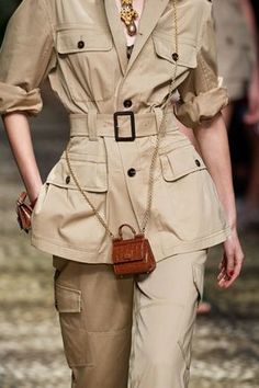 Dolce & Gabbana Spring 2020 Ready-to-Wear collection, runway looks, beauty, models, and reviews. Safari Chic, Carmen Miranda, Micro Bags, 2020 Fashion Trends, Runway Trends, Spring Fashion Trends, Bag Trends