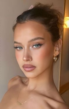 Snatched Natural Makeup, Subtle Dewy Makeup, Sunkissed Look Make Up, Classy Makeup Aesthetic, Understated Bridal Makeup, Natural Lashes Makeup, Isabelle Mathers Makeup, Soft Brown Eyeliner Look, Summer Wedding Makeup Looks