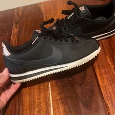 Nike Women’s Cortez 72 Size 6 1/2. With Rose Gold Hardware. Nike Classic Cortez Outfit, Nike Cortez Women, Nike Classic Cortez, Classic Cortez, Rose Gold Hardware, Nike Cortez, Shoes Nike, Fashion Icon, Nike Black