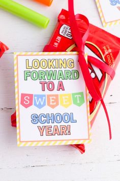 Need easy and cheap teacher gifts for the first day of school or teacher appreciation? Just print these free printable teacher gift tags and attach to a pack of candy or cookies, and you've got cute teacher gifts for only $1 - it doesn't get much cheaper or easier than that! Perfect for back to school teacher gifts, teacher appreciation week, or end of the year gifts! Welcome Back Teacher, Free School Printables, Back To School Teacher Gifts, Cheap Teacher Gifts, Teacher Gift Ideas, Back To School Gifts For Teachers