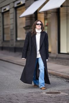 Few trends boast the staying power of minimalism. Minimalist fashion isn’t just a passing fad—it represents an entire sartorial mindset. Minimalist Fashion Outfits, Outfit Ideas For Summer, White Slacks, Classic Blazer, Celebrity Look, Sweaters And Jeans