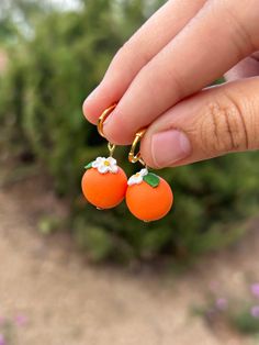 Blossoming oranges to brighten up your outfit 🥰🍊 - Lightweight  - Nickel free *Due to the handmade nature of the product, details may vary* Please handle with care:) Polymer Clay Fruit Earrings, Polyclay Earrings, Jewellery Lookbook, Earrings Food, Keychain Ideas, Clay Keychain, Diy Earrings Polymer Clay, Handmade Clay Jewelry, Earrings Clay