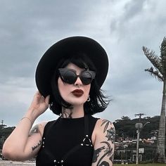 SUÉLEN SOUZA on Instagram: "Ótimo fim de semana 🖤🍃" Nugoth Outfits, Dark Hair Black, Goth Instagram, Rocker Outfits, Ropa Dark, Rocker Hair, Summer Goth, Female Dragon, Girlboss Fashion