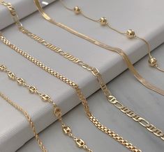 Woman Gold Chain Designs, Different Accessories, Jewelry Instagram Feed Ideas, Gold Chain Designs For Women, Gold Chain Bracelet For Women, Chain Designs Gold, Gold Chain Women, خواتم خطوبة