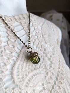 Real preserved moss terrarium acorn shaped necklaces, handmade with resin. Scarecrow Oc, Shifting Wardrobe, Oz Scarecrow, Green Mushroom, Forest Necklace, Sea Earrings, Acorn Pendant, Sea Necklace, Mushroom Necklace