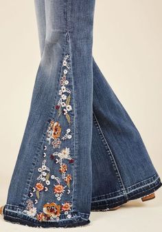 Jeans Bordados, Vestiti In Jeans, Jeans Bordado, Cloth Sewing, Groovy Clothes, Making Bags, Diy Jeans, Upcycle Jeans