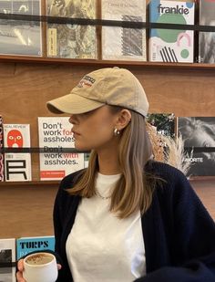 Casual Hat Outfit, Cap Girl, Haircuts Straight Hair, Aesthetic Women, Short Blonde Hair, Casual Hat