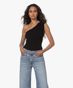 Met een slim-fit body geniet je van het geruststellende comfort dat je top perfect op z'n plek blijft. IRO’s fijngebreide Ciqa body is fijn doch stevig gebreid van crêpe viscosemix-garen. De top heeft een asymmetrische one-shoulder belijning, het kruisje is voorzien van een praktische drukknoopsluiting. Ribgebreid in een mix met verfijnde ajourgaatjes en een geribbeld schouderstuk.