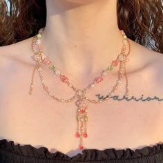 Ce collier de jardin fait main est composé d'un fil et d'une chaîne en cuivre doré champagne, d'éclats de quartz rose et fraise, de perles, de verre peau de tigre, d'acrylique et de perles de verre. Les boucles d'oreilles sont faites de perles, de perles de verre et de perles acryliques (facultatif). Parfait pour Ren Faire ou pour tous ceux qui aiment la nature ! La longueur du collier est de 15 pouces et est livré avec une rallonge de chaîne en acier inoxydable de 2 pouces. Boîte gratuite avec emballage cadeau inclus ! Envoyez-moi un message si vous souhaitez une carte-cadeau personnalisée ou des notes ! Remarque : Tous mes articles sont fabriqués à la main par mes soins en utilisant des matériaux et des pierres précieuses d'origine éthique et locale, de sorte que chaque pièce est unique Garden Whimsical, Cottage Core Jewelry, Rose Strawberry, Whimsical Earrings, Fairy Cottage Core, Whimsical Fairy, Cherry Quartz, Fairy Cottage, Fairy Necklace