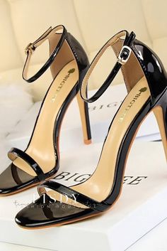 Fisdy - Elegantes zapatos de tacón de aguja abiertos en piel de alto brillo para un atractivo seductor y chic. Kasut Tumit Tinggi, Vintage Sandals, Patent Shoes, Womens Summer Shoes, Super High Heels, Leather High Heels, Strap Shoes, Fashion Sandals, Patent Leather Pumps