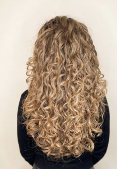 Dirty Blonde Curly Hair With Highlights, Curly Blonde Balayage, Dark Blonde Curly Hair, Dirty Blonde Curly Hair, Blonde Curly Hair Natural, Blonde Highlights Curly Hair, Longer Hair Growth, Balayage Blond