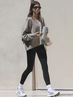 Outfits Leggins, Modest Workout, Gym Ootd, Kaia Gerber Style, Pilates Outfit, Gymwear Outfits, Gym Crush, Look Legging, Modest Casual Outfits