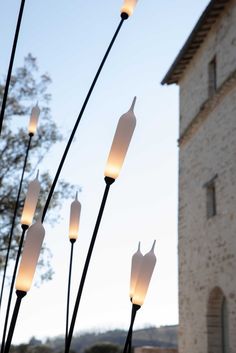 a bunch of lights that are in front of a building