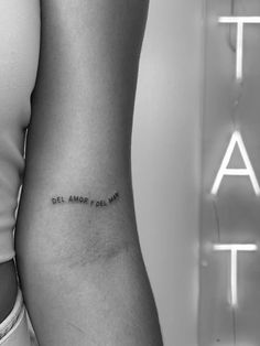 a woman's lower arm with the words del amor y olla on it