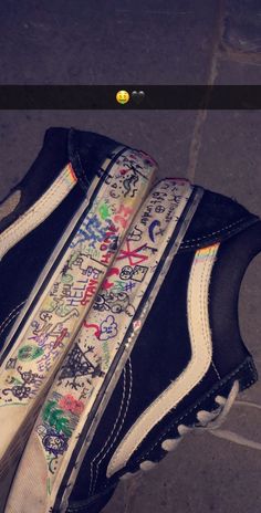 Drawing On Vans Sharpie, Shoe Drawing Ideas Vans, Converse Writing On Shoes Aesthetic, Converse With Writing On Them, Things To Write On Shoes, Words On Shoes, Things To Draw On Your Shoes, Vans Drawing On Shoes